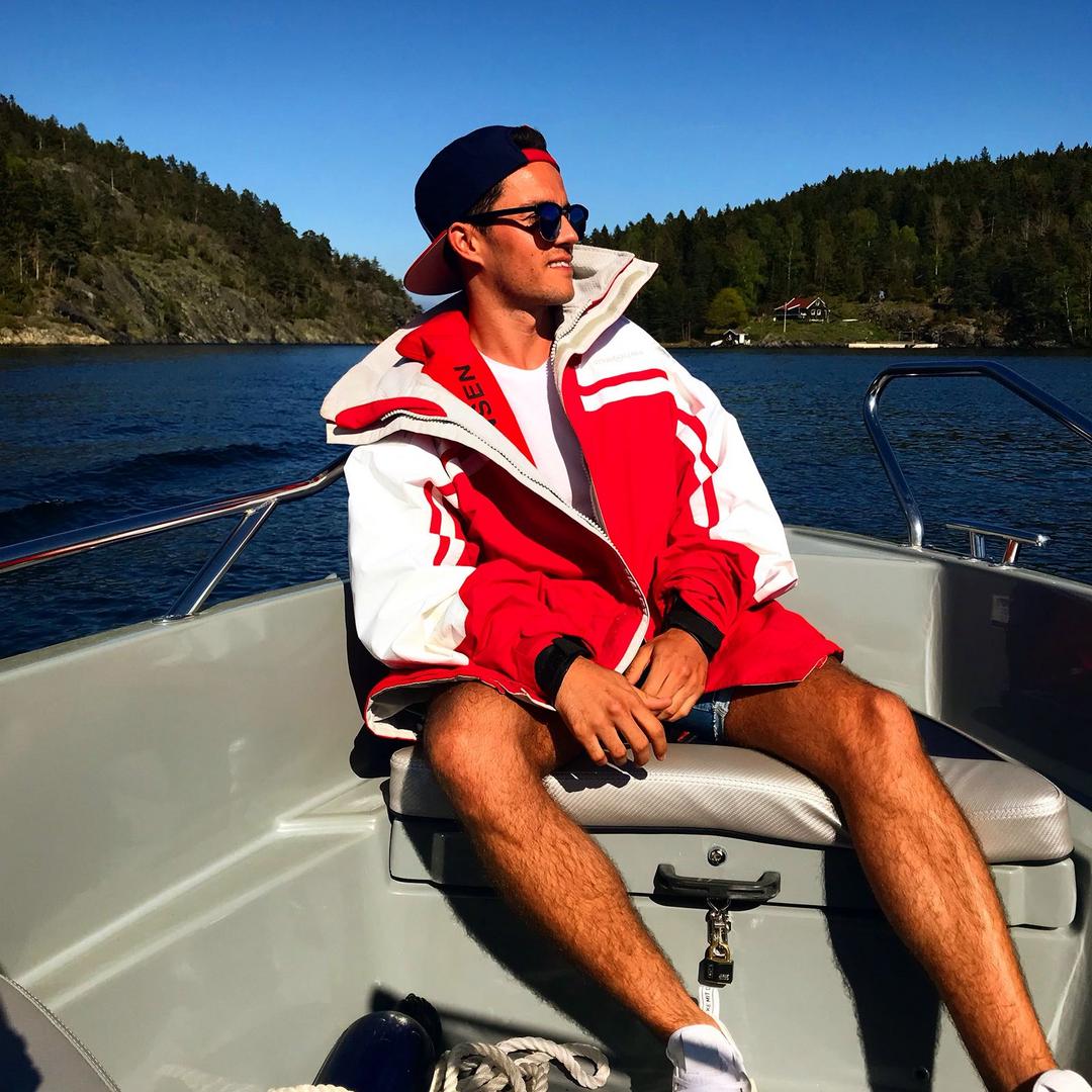 Junge auf Boot