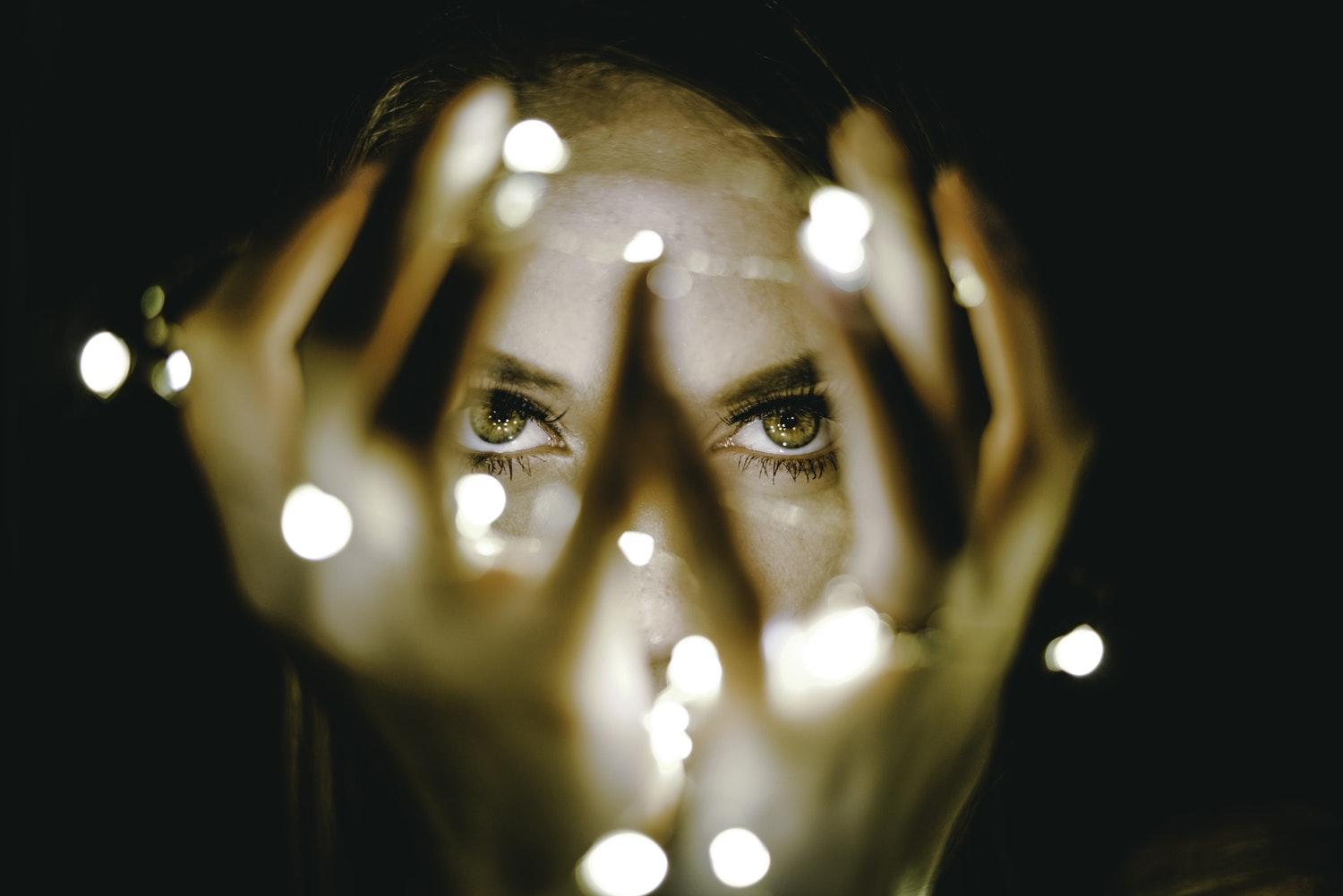 Mädchen mit Lichterkette als Maske