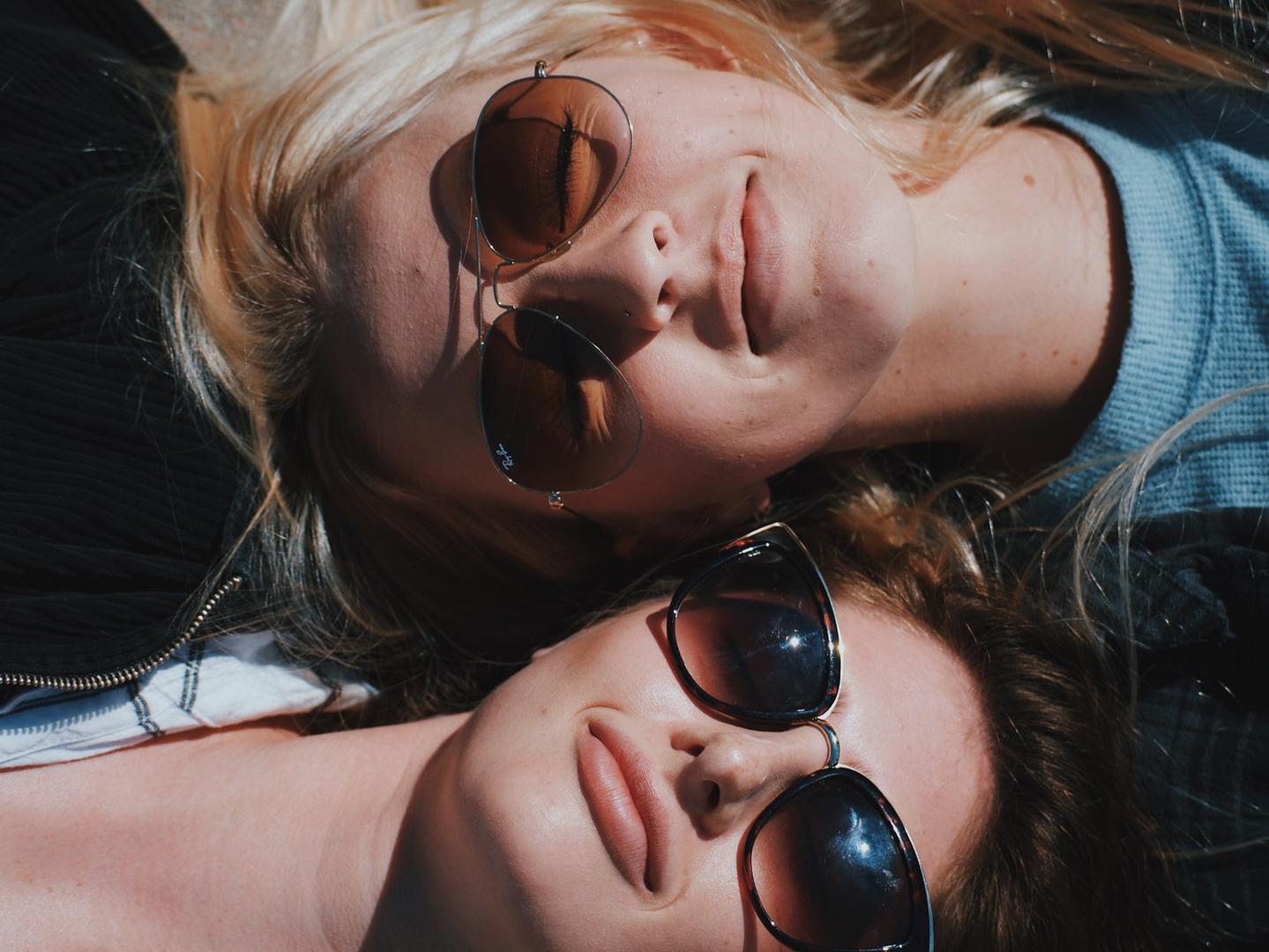 Mädchen mit Sonnebrillen 