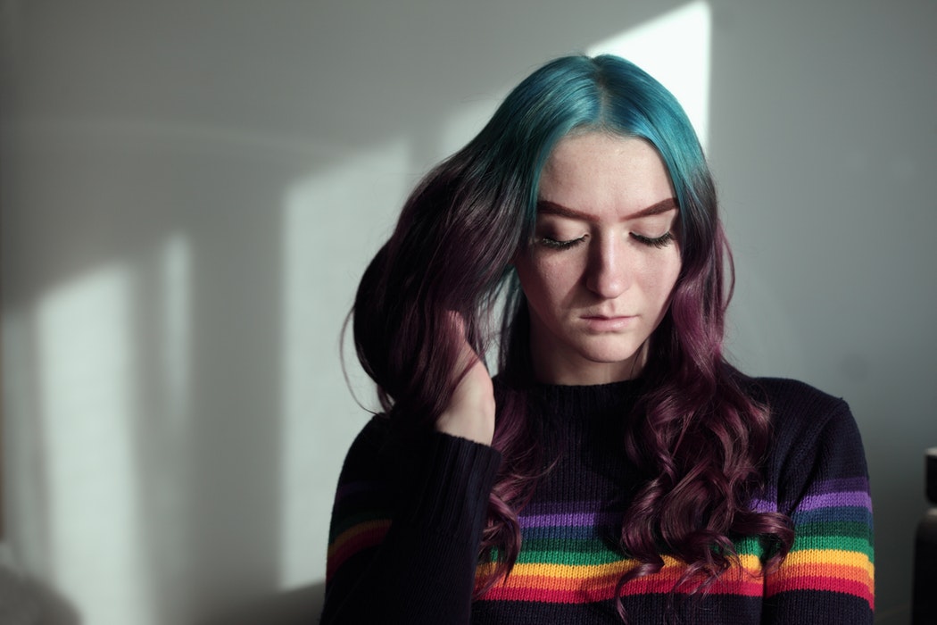 Mädchen Regenbogenhaare traurig
