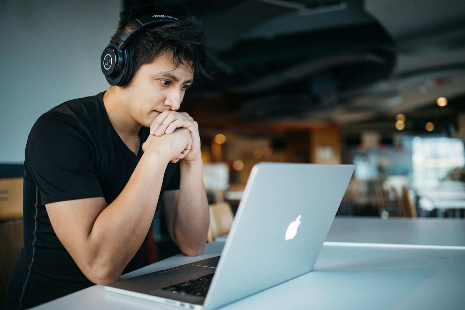 Junge lernt am Computer