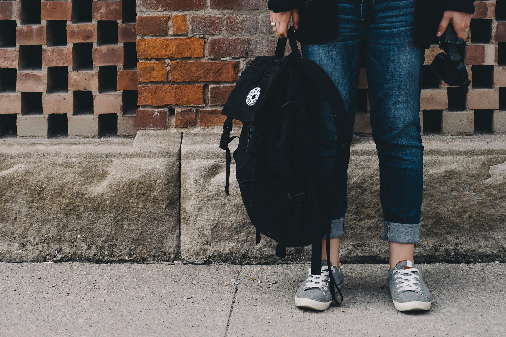 mädchen mit schulrucksack