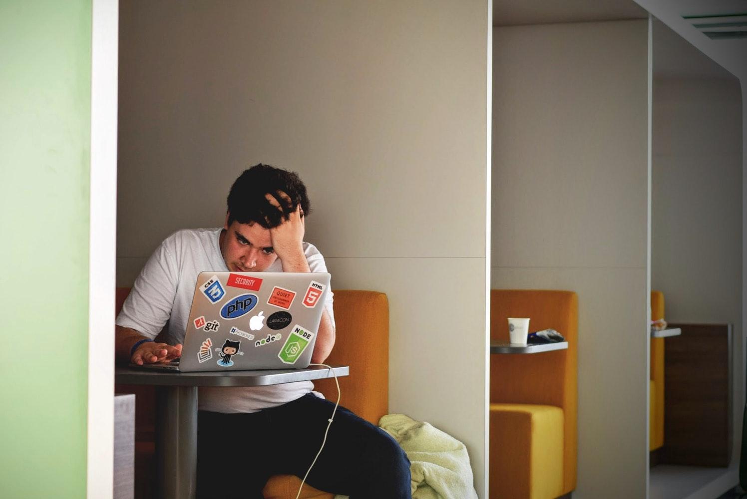 verzweifelter Junge vor Laptop