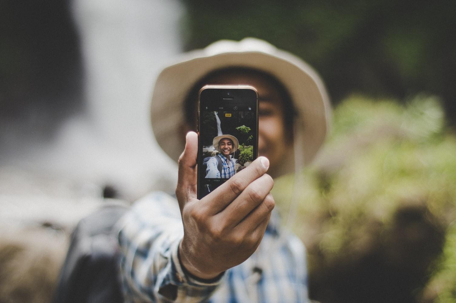 Mann macht Selfie