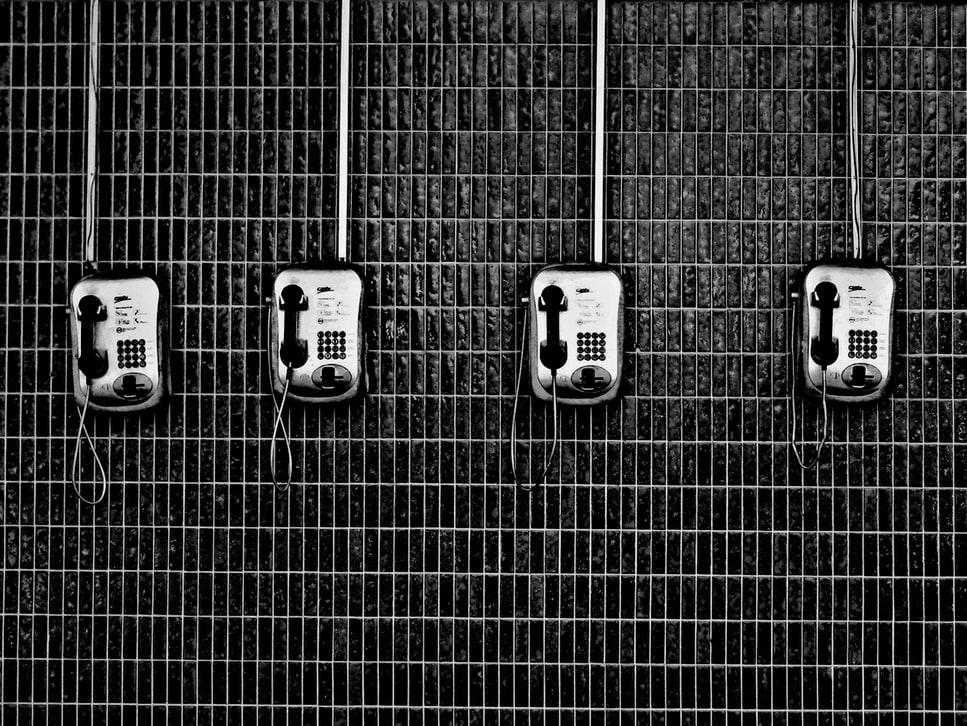 Telefone an der Wand