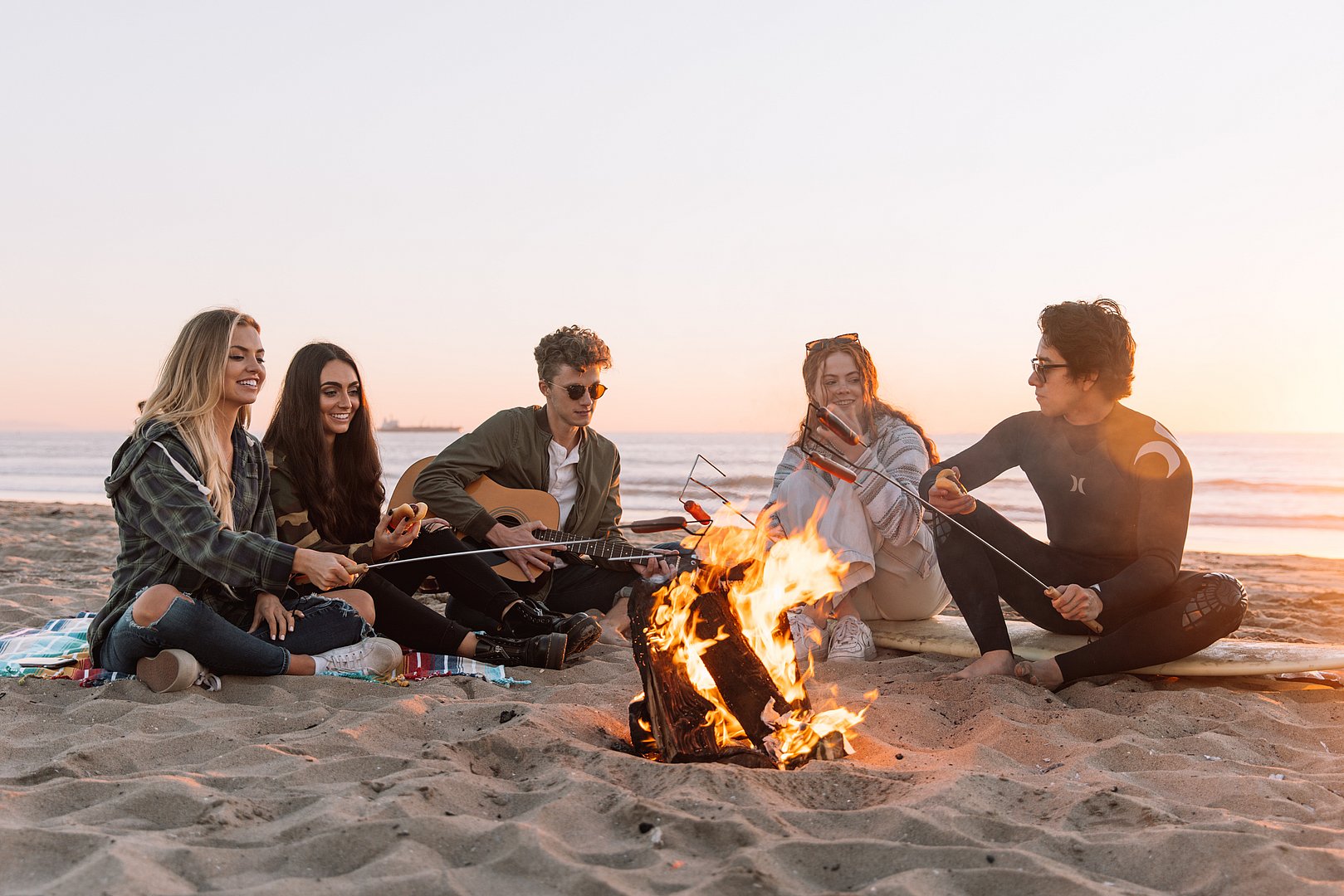 Freunde grillen am Strand