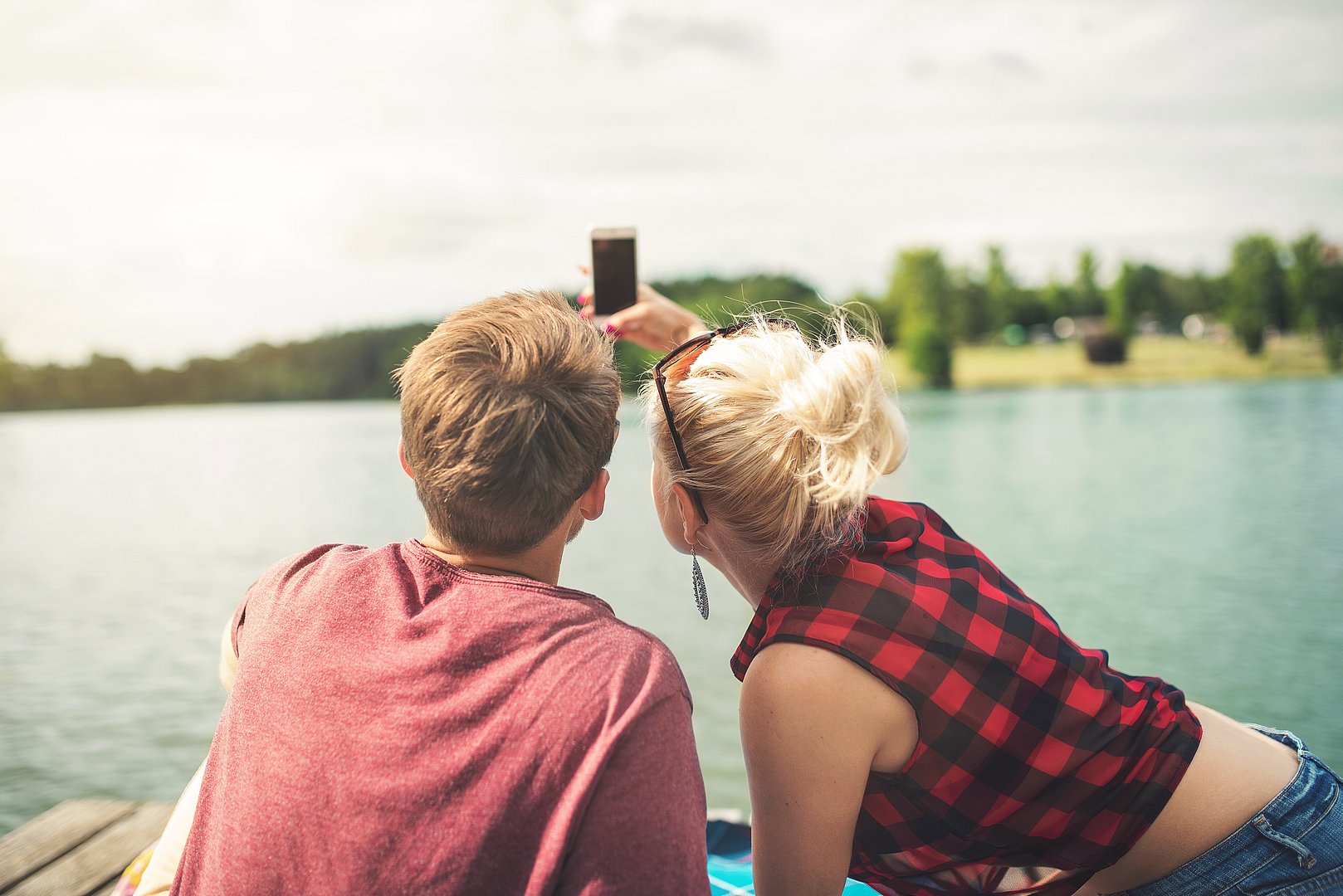 Pärchen im Boot mit Handy