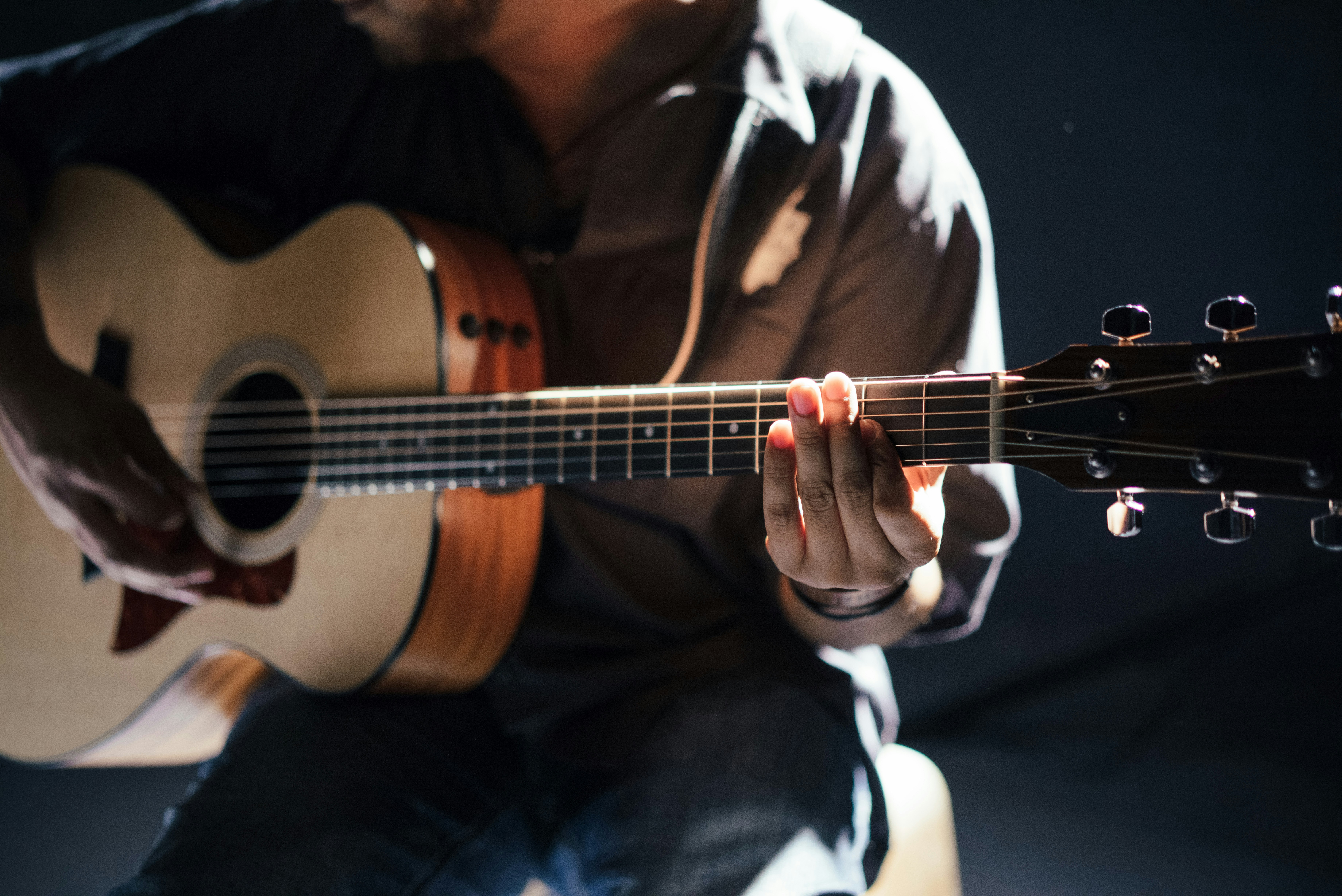 Mann spielt Gitarre
