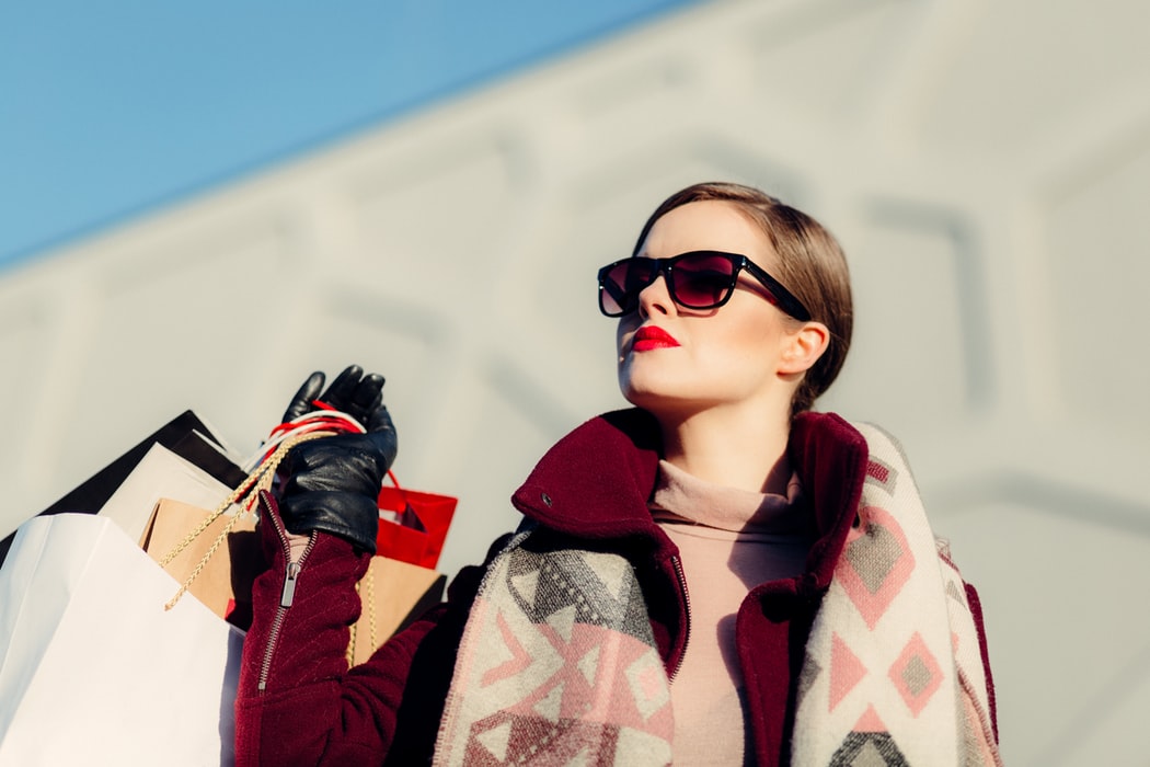 Frau mit Taschen