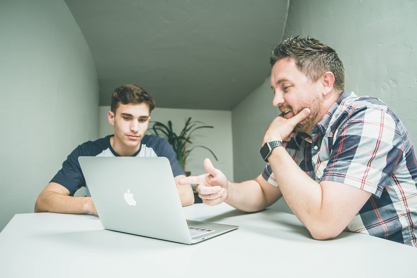 Vater und Sohn vor dem Laptop