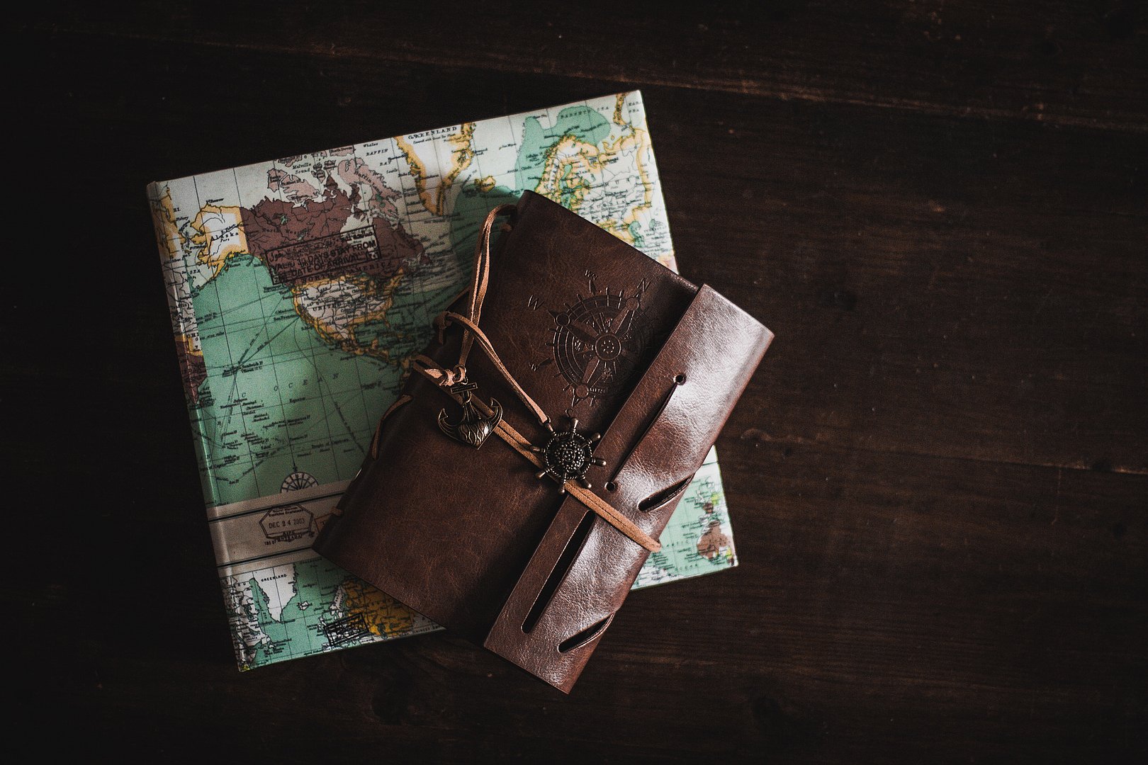 Landkarte und altes Notizbuch