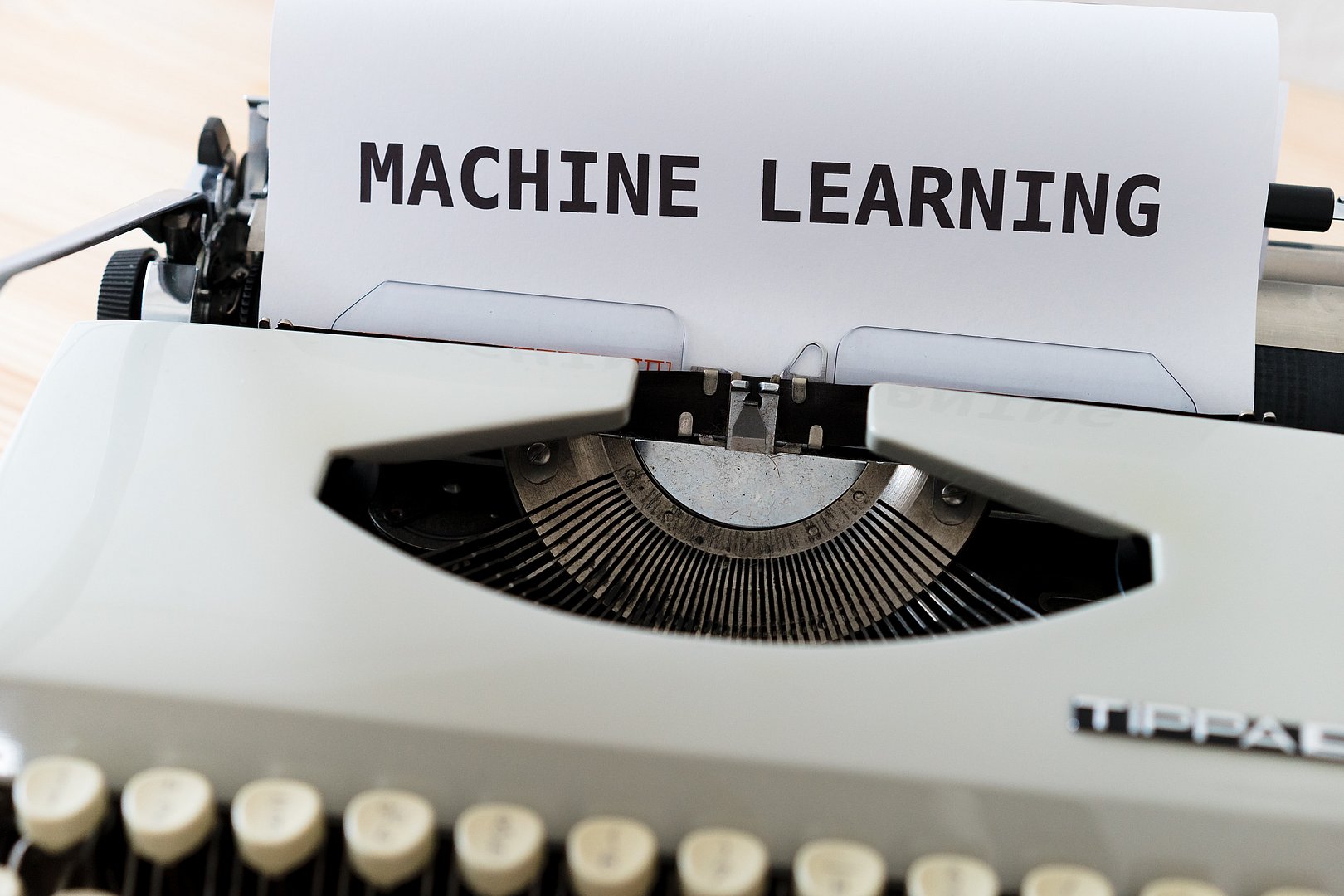 Schreibmaschine druckt Papier mit den Worten "Machine Learning"