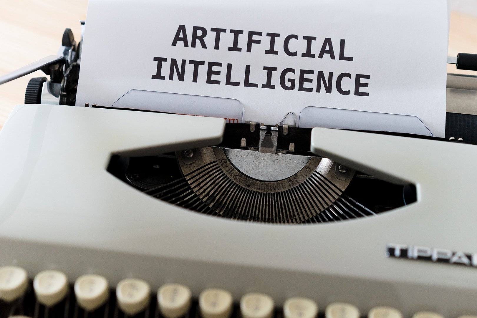 Schreibmaschine mit den Worten Artificial Intelligence