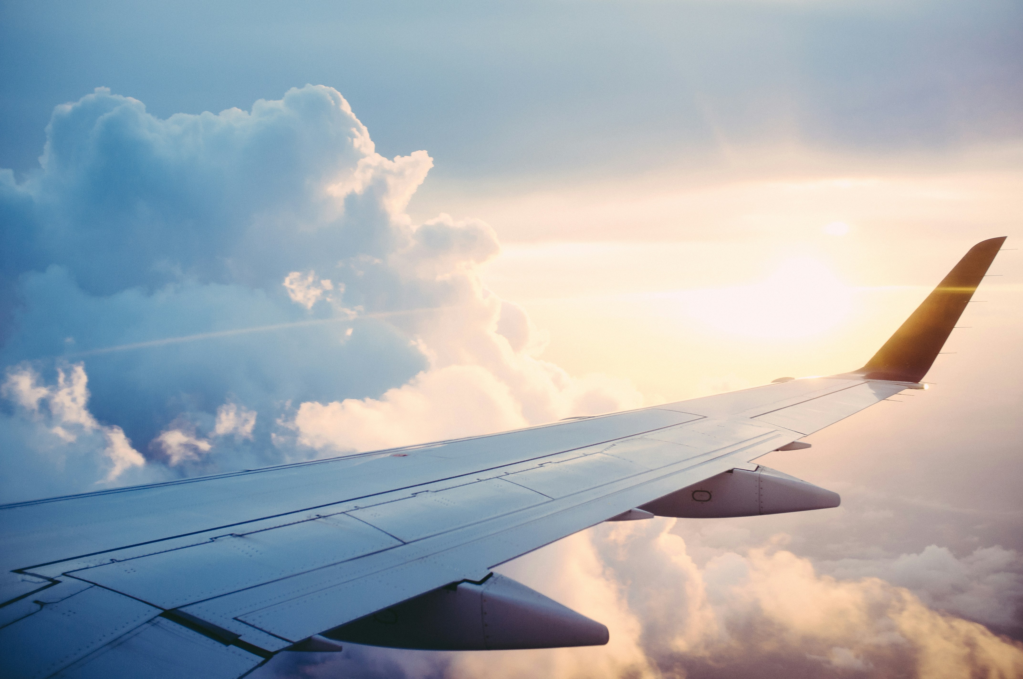Flugzeugflügel über den Wolken