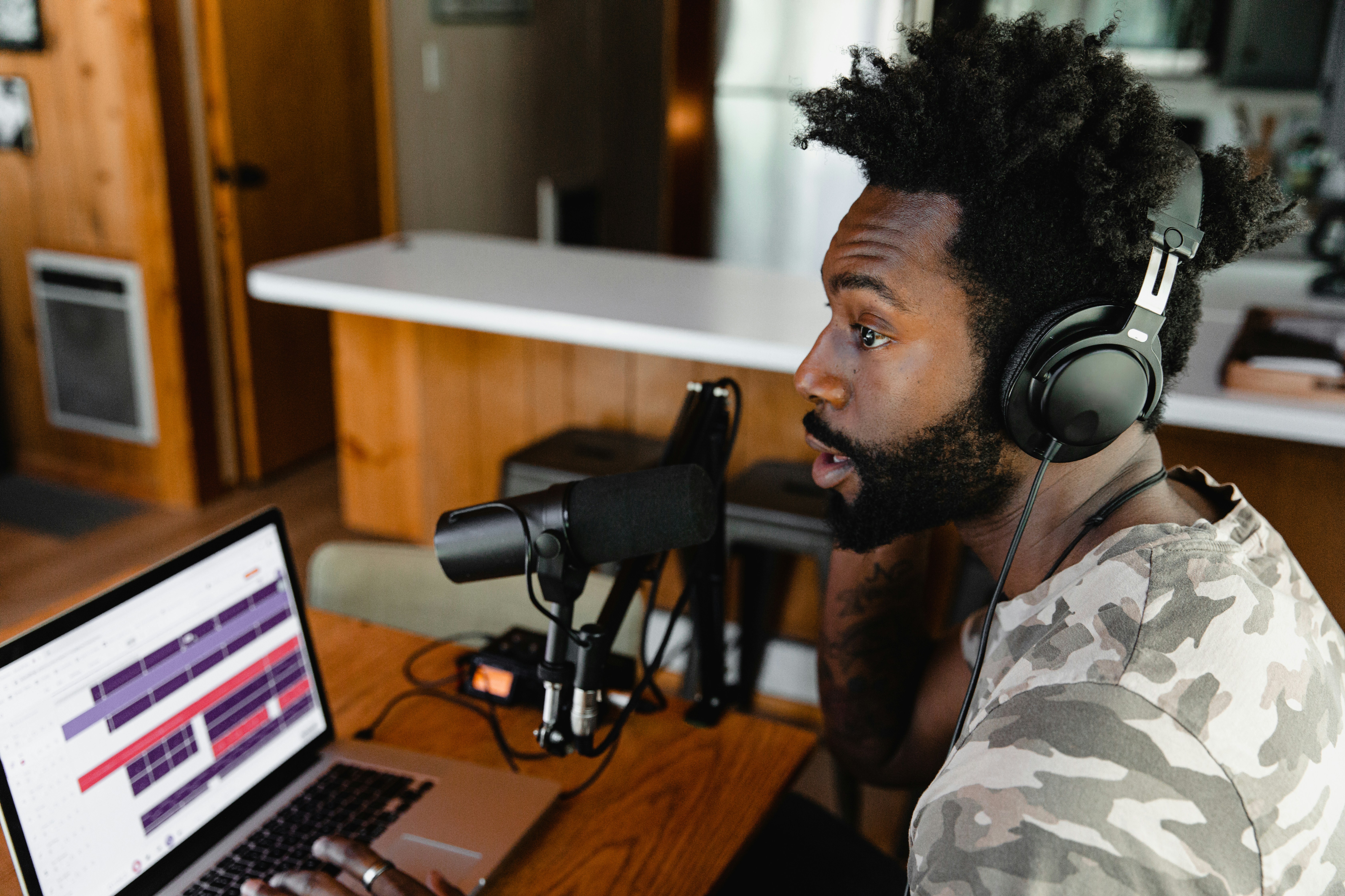 Junger Mann im Tonstudio