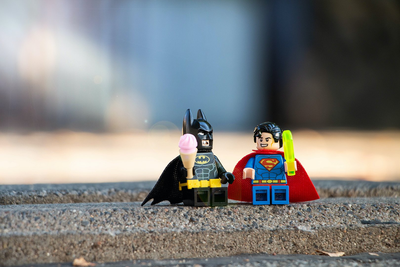 Batman und Superman als Legofiguren mit Eiscreme