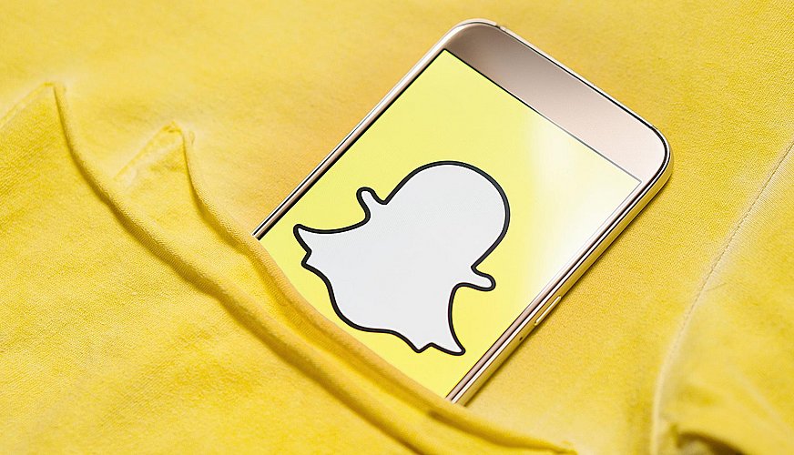 Smartphone mit Snapchat-Symbol in einer Tasche