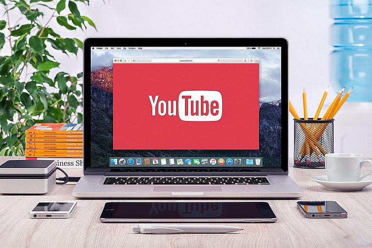 YouTube-Logo auf Laptop