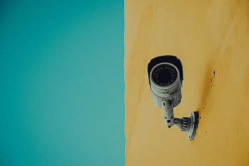 Überwachungskamera auf buntem Hintergrund