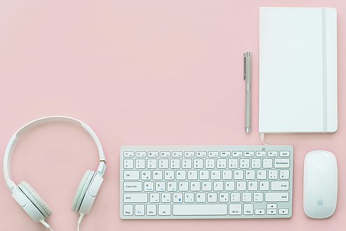 weiße Tastatur auf rose Hintergrund