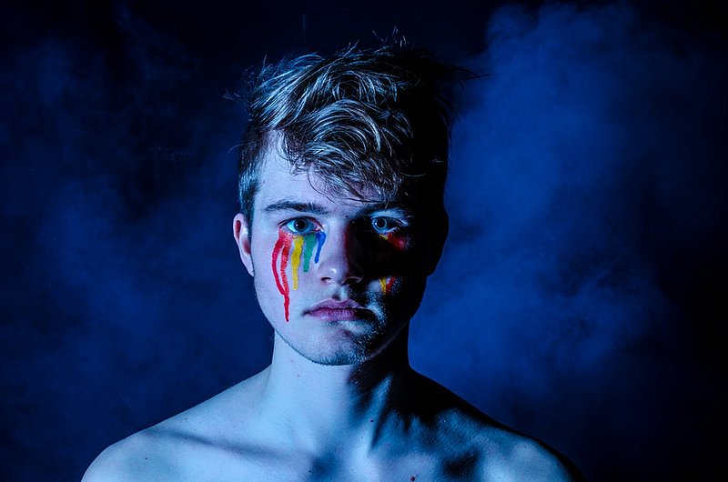 Junge mit LGBT Schminke traurig 