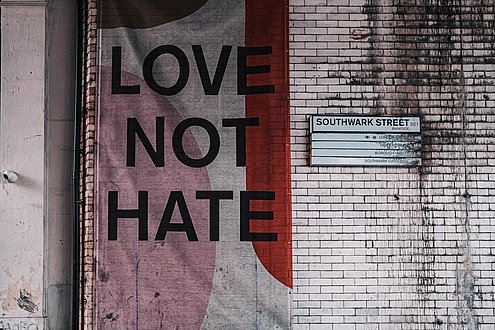 Banner an Wand mit den Worten Love Not Hate