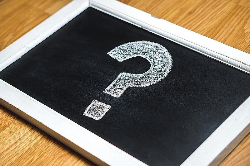 Fragezeichen auf einer Tafel