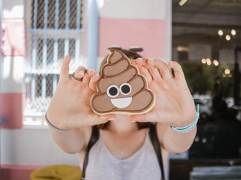 shitstorm mit poop-emoji