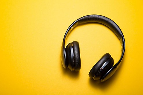 Kopfhörer vor gelben Hintergrund