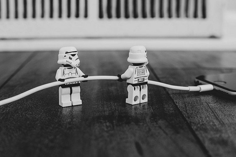 Star Wars Figuren ziehen an Laptopkabel