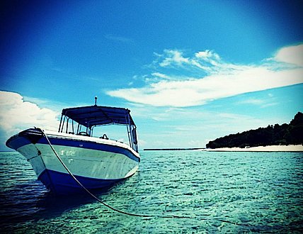 Boot im Wasser an kleiner Insel