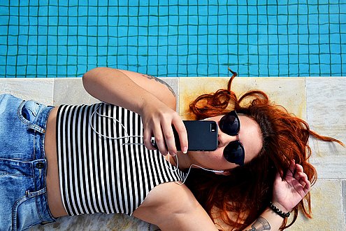 frau am pool mit instagram