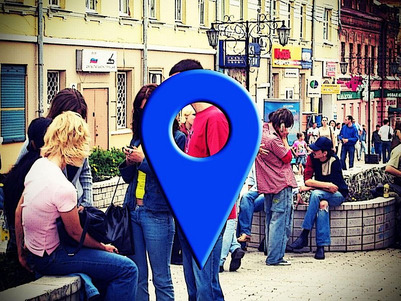 Ortungssymbol in Straßenszene