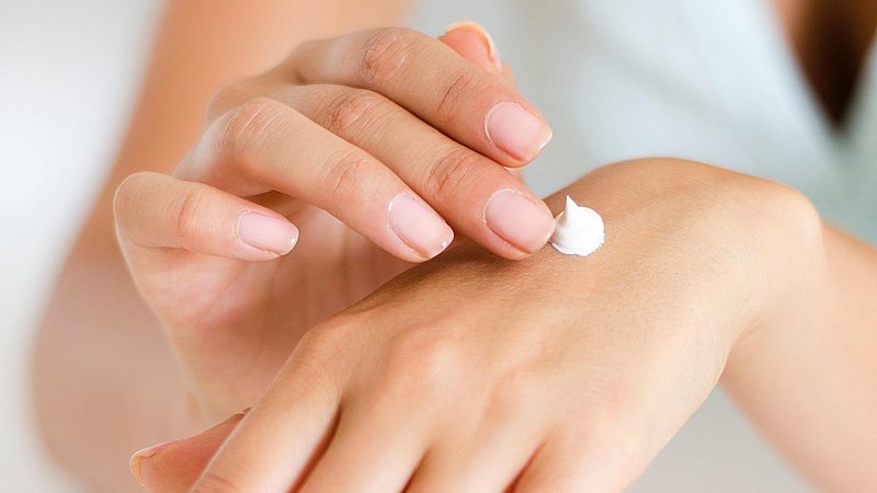 Handcreme auftragen