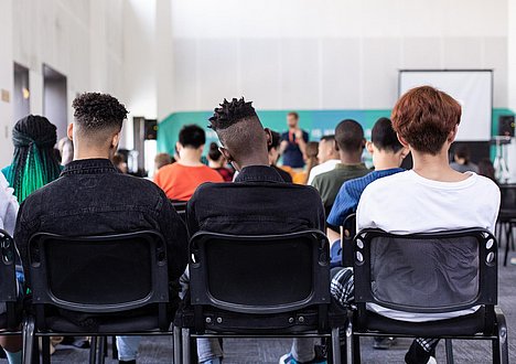 schüler mit handy in der schule