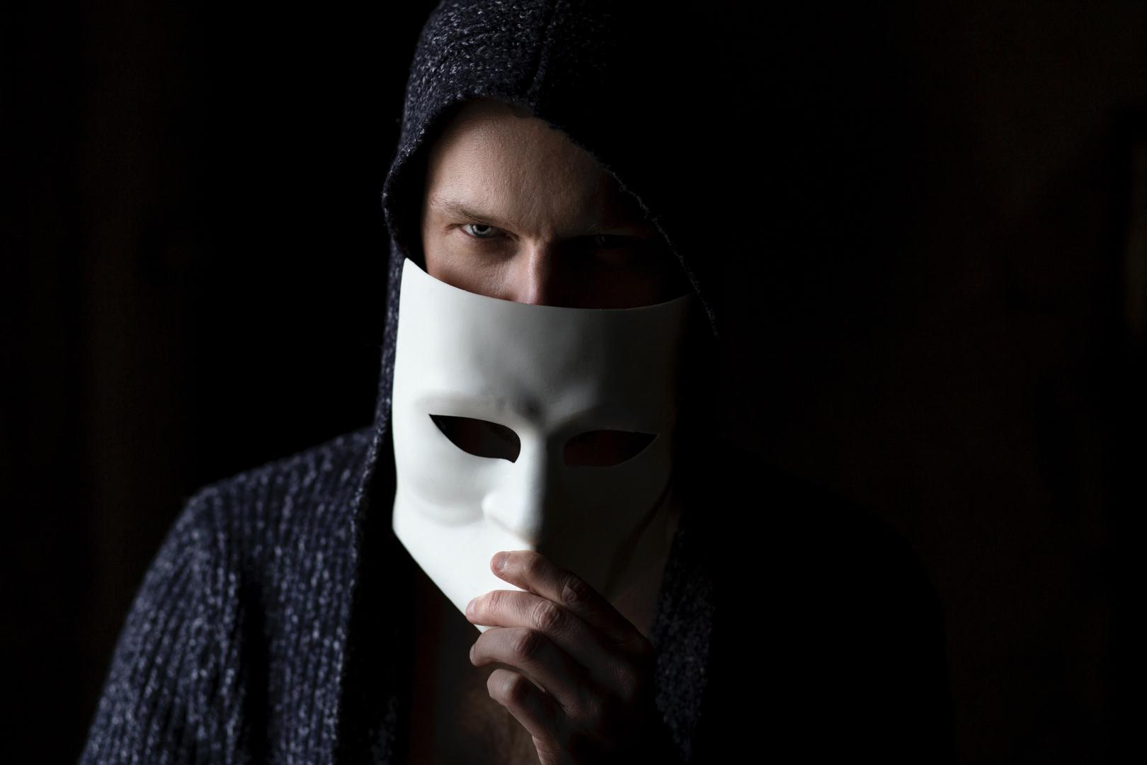 Junge in Kaputzenpullover mit Maske