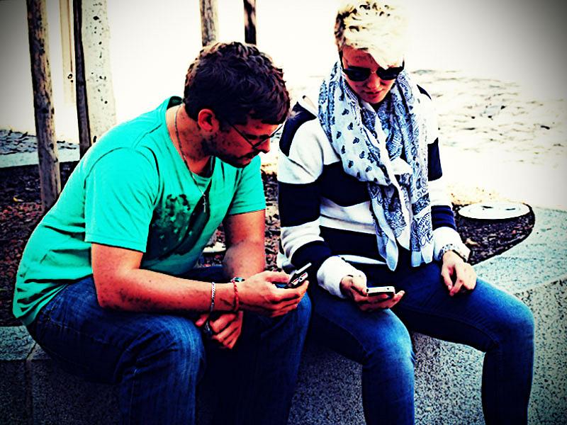 Zwei Jugendliche mit Smartphones