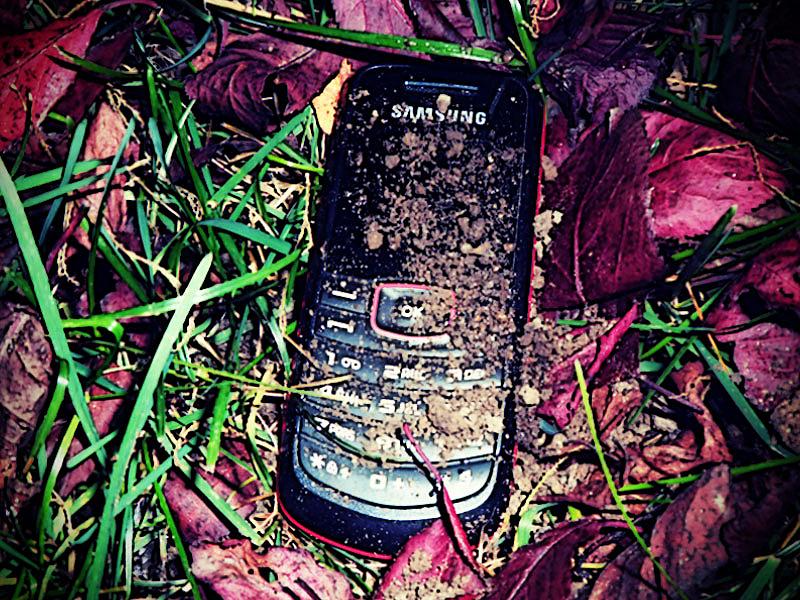 Outdoorhandy im Dreck