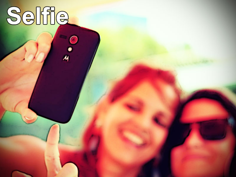 Zwei Mädchen erstellen Selfie