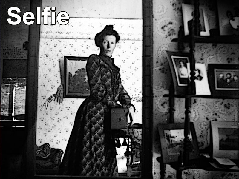 Selbstfotografie einer Frau um 1900