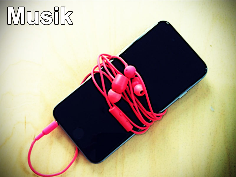 Kopfhörer um Smartphone gewickelt