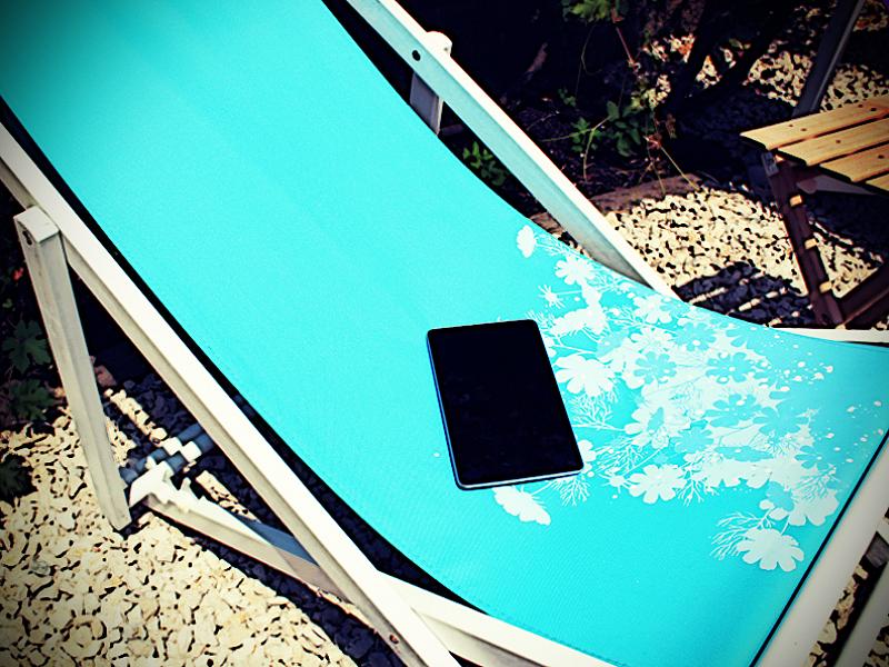 Liegestuhl mit Tablet