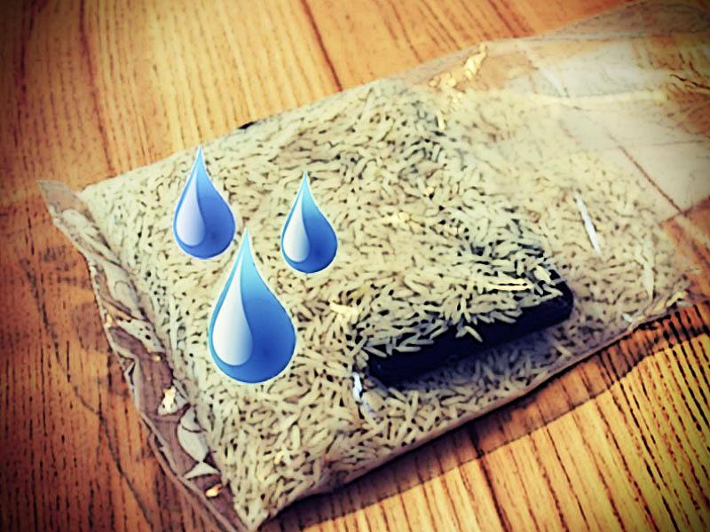 Wassertropfen auf Smartphone in Reisbeutel