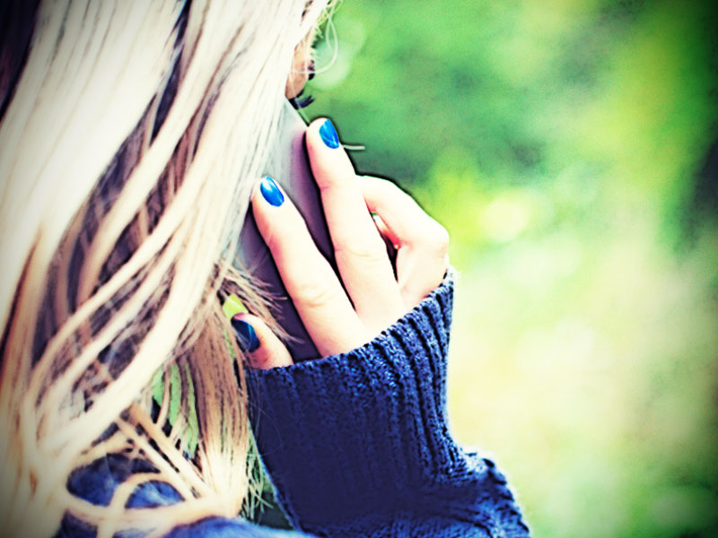 Mädchen telefoniert mit Handy