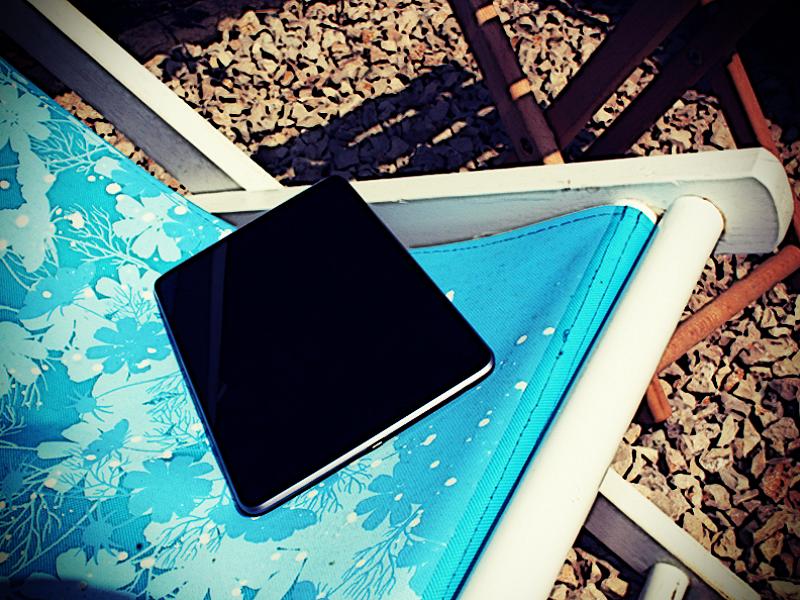 Liegestuhl mit Tablet