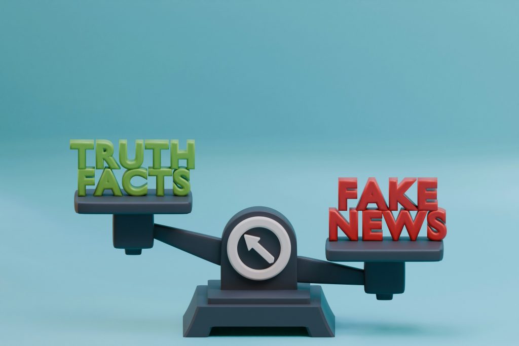 Waage mit den Worten Truth und Fake News