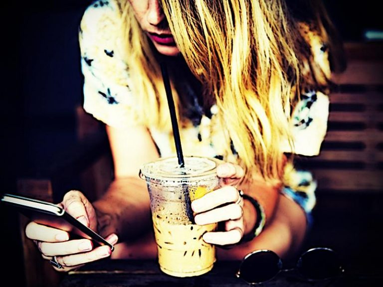 Online Flirten mit Smartphone