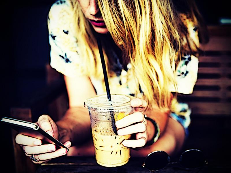 Online Flirten mit Smartphone