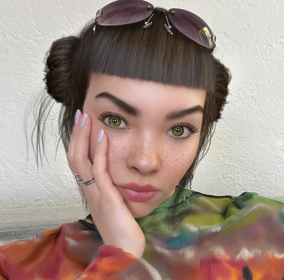 Foto von lilmiquela bei Instagram. Abgerufen am 16.04.2025 unter: https://www.instagram.com/p/C-VWPcTRmHe/?hl=de&img_index=1