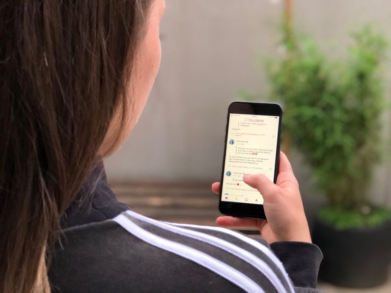 Mädchen benutzt Tellonym am Smartphone